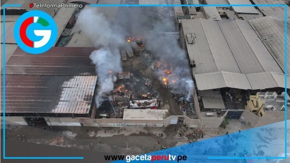Gran incendio devasta fábrica de plásticos en Puente Piedra