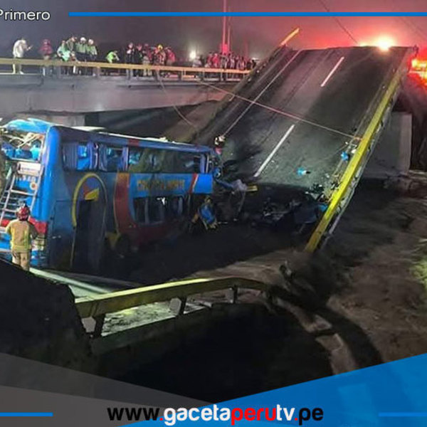 Bus cae al río tras colapso de puente en Panamericana Norte