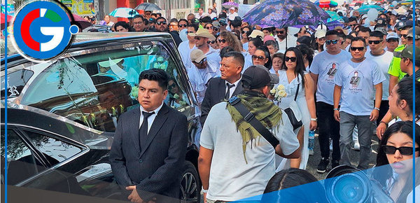 Piura despide a Paul Flores con multitudinario entierro