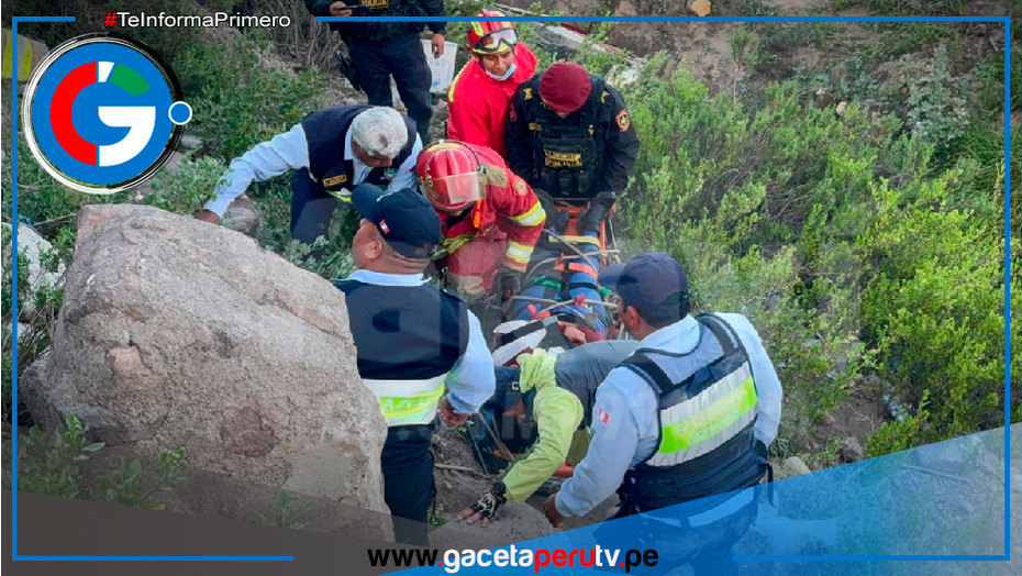 Vehículo pierde el control y cae a barranco