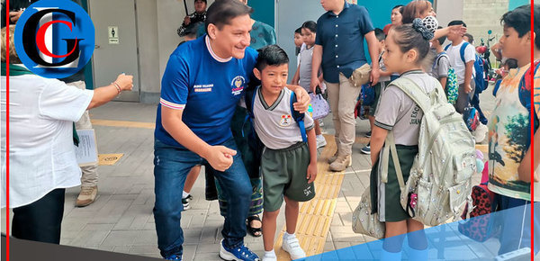 Alcalde de Comas Ulises Villegas iza bandera y lleva desayunos a Colegio