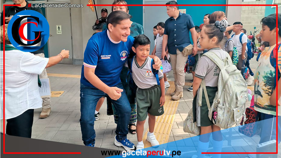 Alcalde de Comas Ulises Villegas iza bandera y lleva desayunos a Colegio