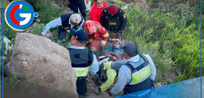 Vehículo pierde el control y cae a barranco