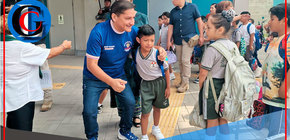 Alcalde de Comas Ulises Villegas iza bandera y lleva desayunos a Colegio