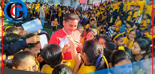 Alcalde Ulises Villegas motiva a estudiantes en Comas