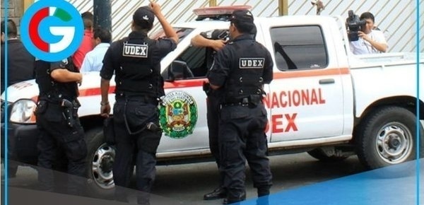 Mafia lanza explosivo contra local de taxistas en el Callao.