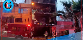 Incendio destruye almacén de colchones en Comas