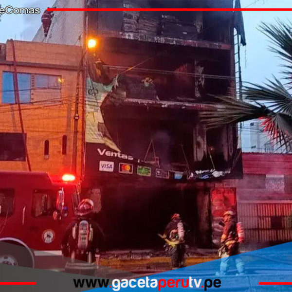 Incendio destruye almacén de colchones en Comas