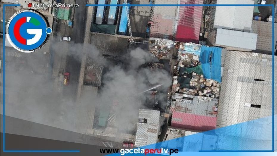 Incendio de gran magnitud consume almacenes de chatarra en La Victoria.