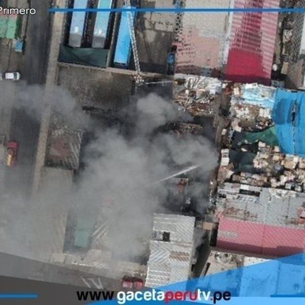 Incendio de gran magnitud consume almacenes de chatarra en La Victoria.
