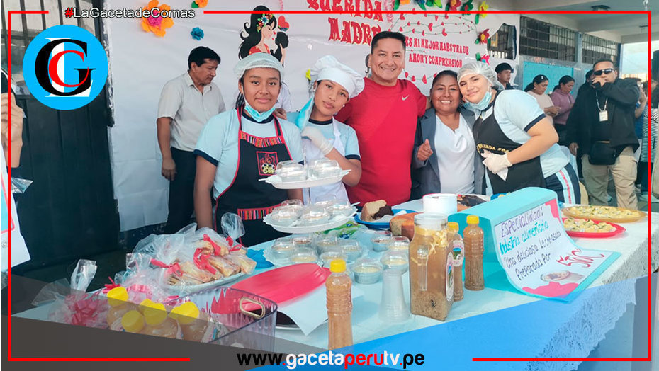 Alcalde Ulises Villegas lleva becas y civismo a colegio de Comas