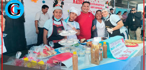 Alcalde Ulises Villegas lleva becas y civismo a colegio de Comas