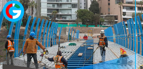 Ponen a prueba dureza de puente de vidrio Miraflores