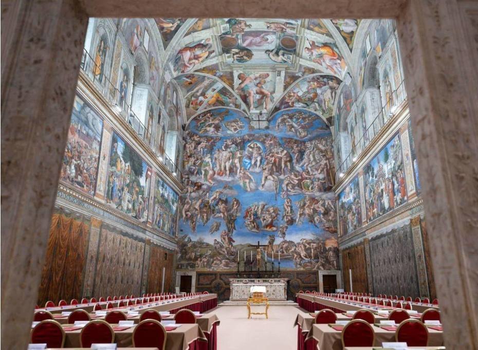 Cardenales inician misa previa al cónclave papal en el Vaticano.