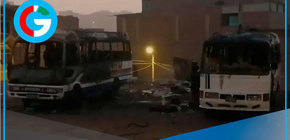 Extorsionadores incendian cústeres en San Juan de Lurigancho