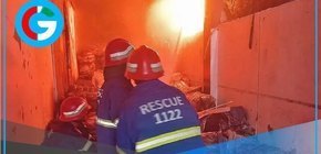 Incendio de fábrica en Karachi deja cinco heridos tras 24 horas 