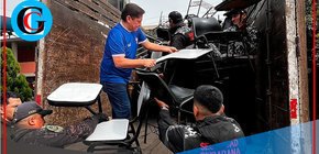 Alcalde Ulises Villegas traslada mobiliario escolar ante riesgo sísmico