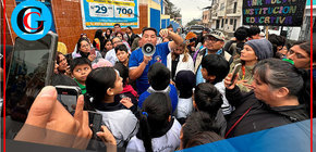 Ulises Villegas apoya traslado de muebles escolares en Comas