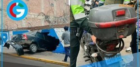 Auto descontrolado embiste moto y se estrella contra vivienda