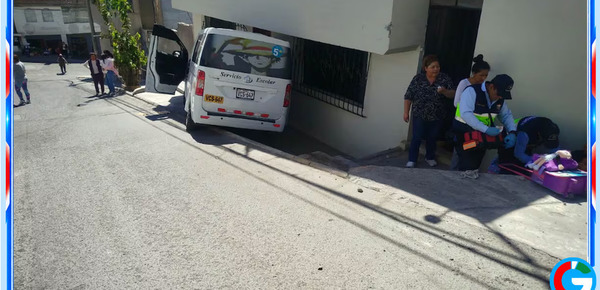 Siete escolares heridos tras choque de van escolar