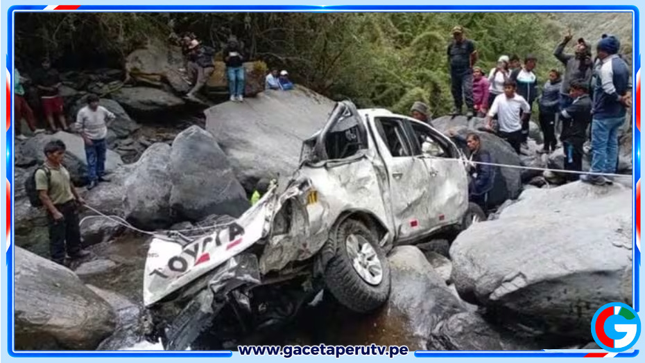 Fallece alcalde tras caer su camioneta al río