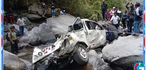Fallece alcalde tras caer su camioneta al río