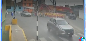 ¡De milagro! Tren embiste a taxi en el Callao y chofer sobrevive