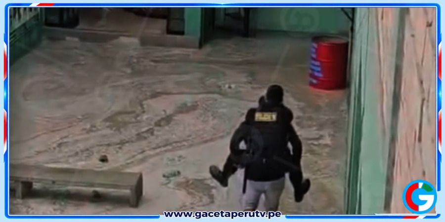Piura: Policía carga a compañero para cruzar patio inundado