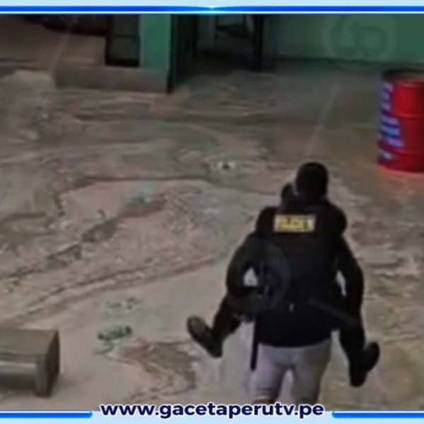 Piura: Policía carga a compañero para cruzar patio inundado