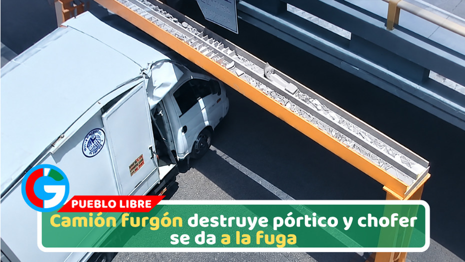 Camión furgón destruye pórtico y chofer se da a la fuga