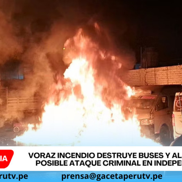Incendio destruye 14 buses y alerta por posible extorsión