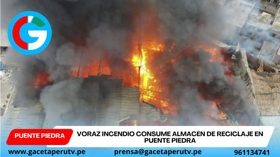 Voraz incendio consume almacén de reciclaje en Puente Piedra