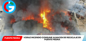 Voraz incendio consume almacén de reciclaje en Puente Piedra